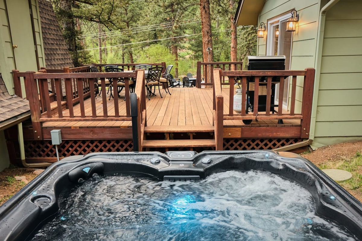 Hot tub ☆ Fire-pit ☆ Walk to waterfalls