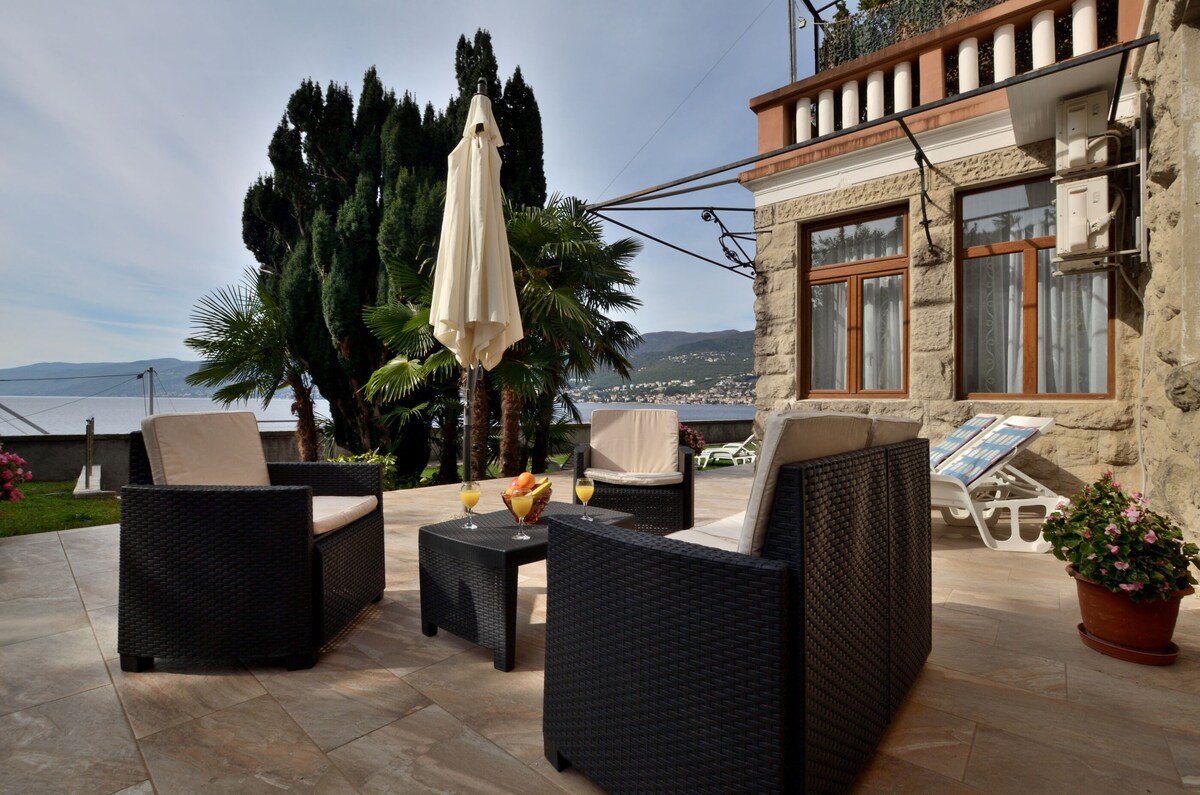 Studio Apartment, beachfront in Rijeka, Terrace