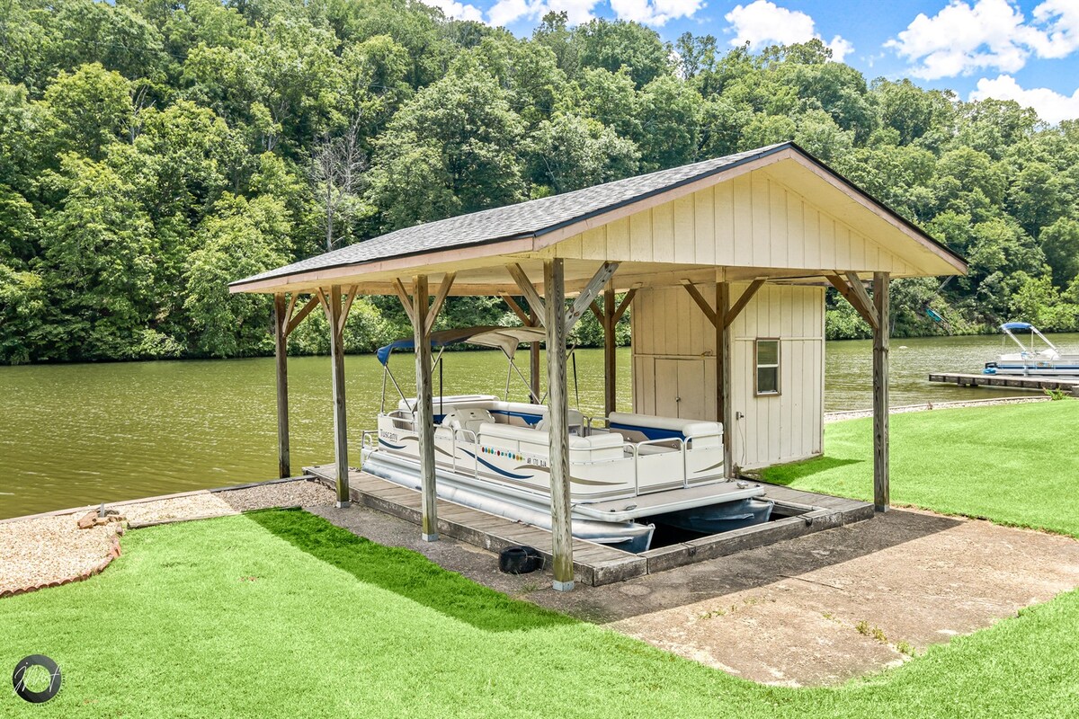 Adventure Landing: Boat, Hot Tub, Lake Front