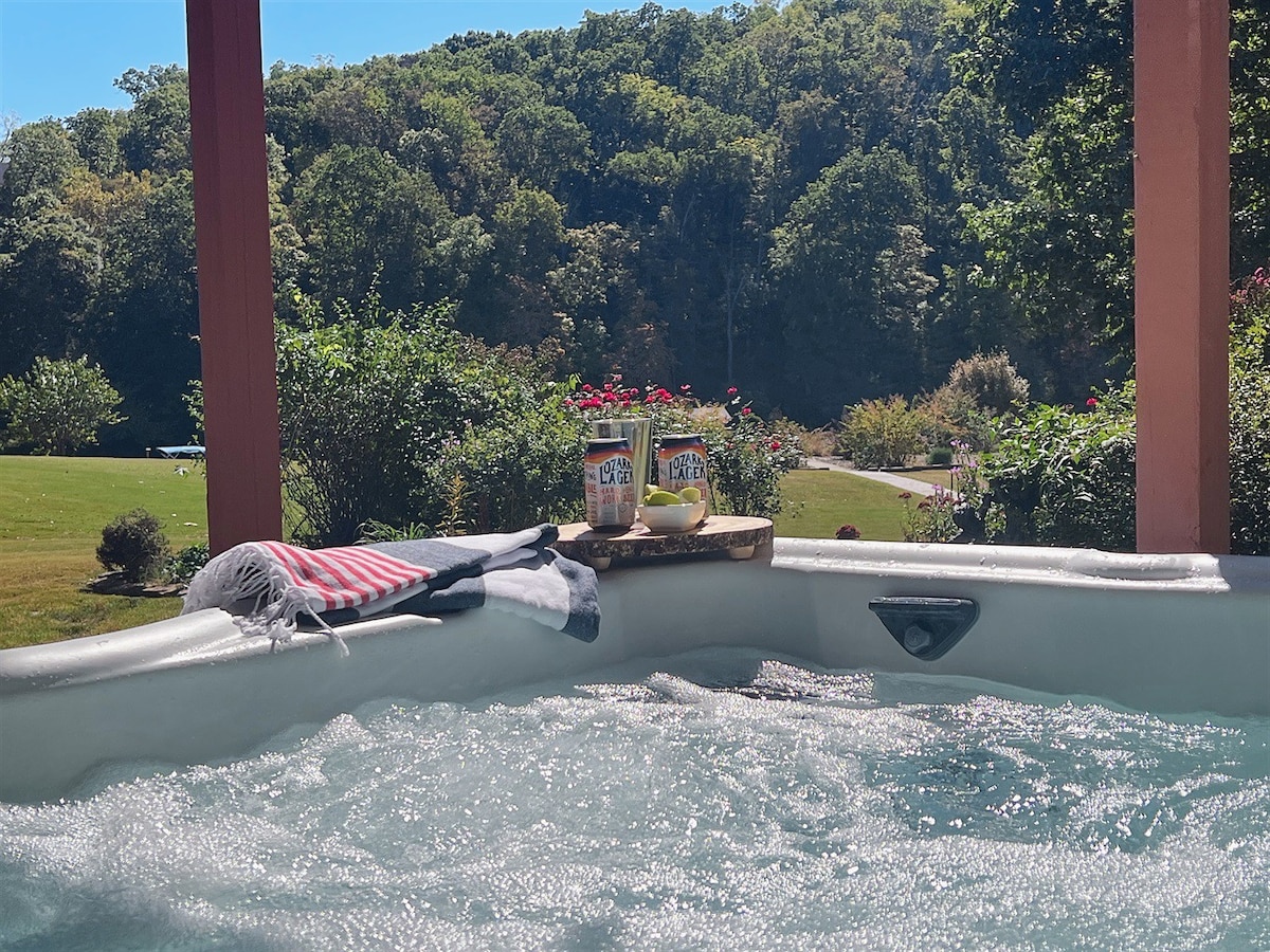 Adventure Landing: Boat, Hot Tub, Lake Front