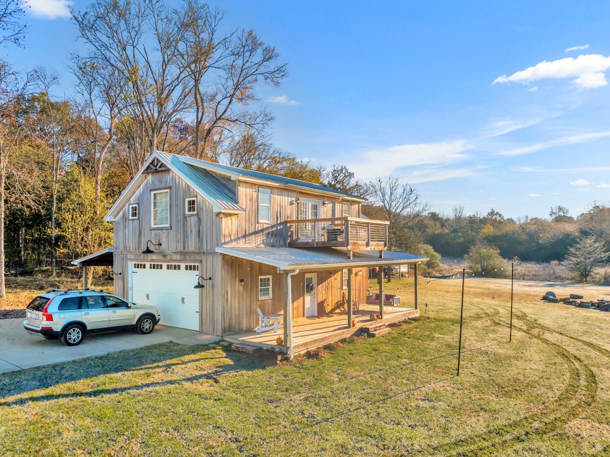 Barndominium with lake view, close to Nashville!