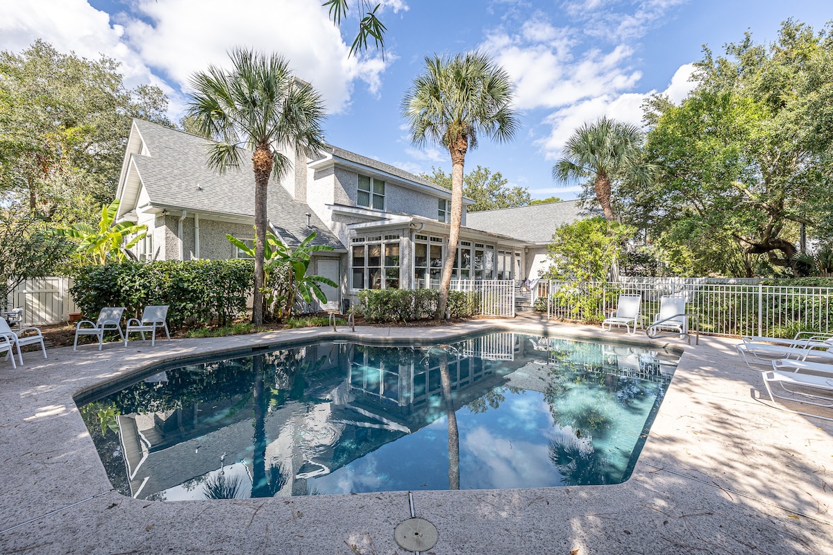 5 bed/5.5 bath East Beach home with Private Pool!
