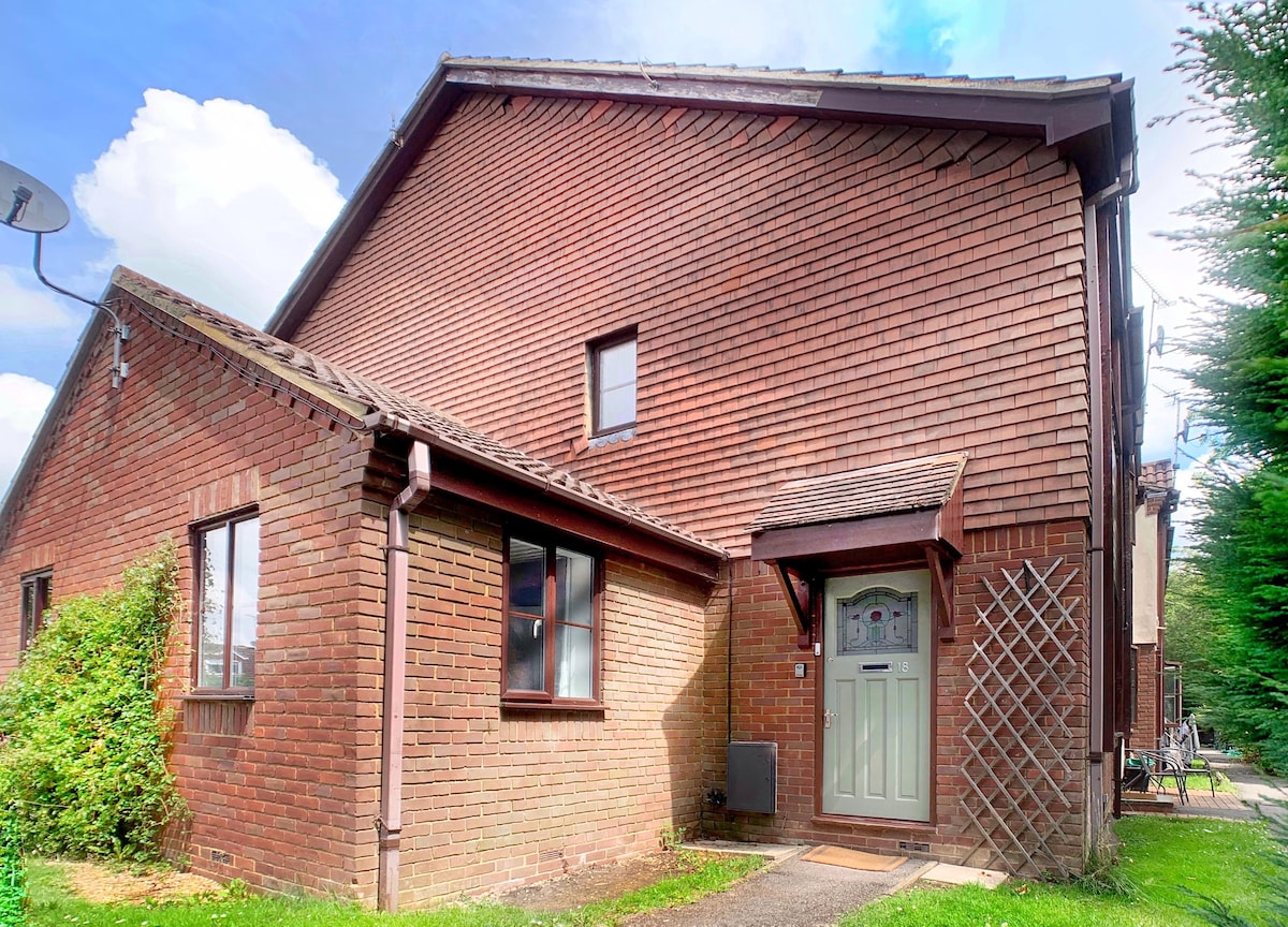 Wokingham - 2 Bedroom House - With Parking