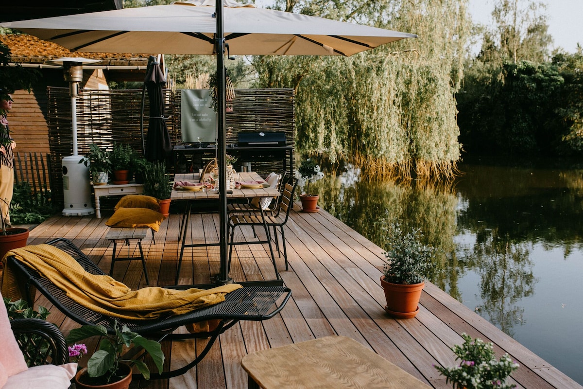 Chalet in Geel in quiet location by the water