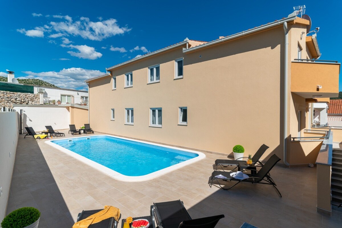 Apartment Lux 3 - heated pool