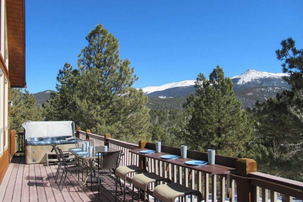 Family Cabin with looking up at amazing view of Pikes Peak