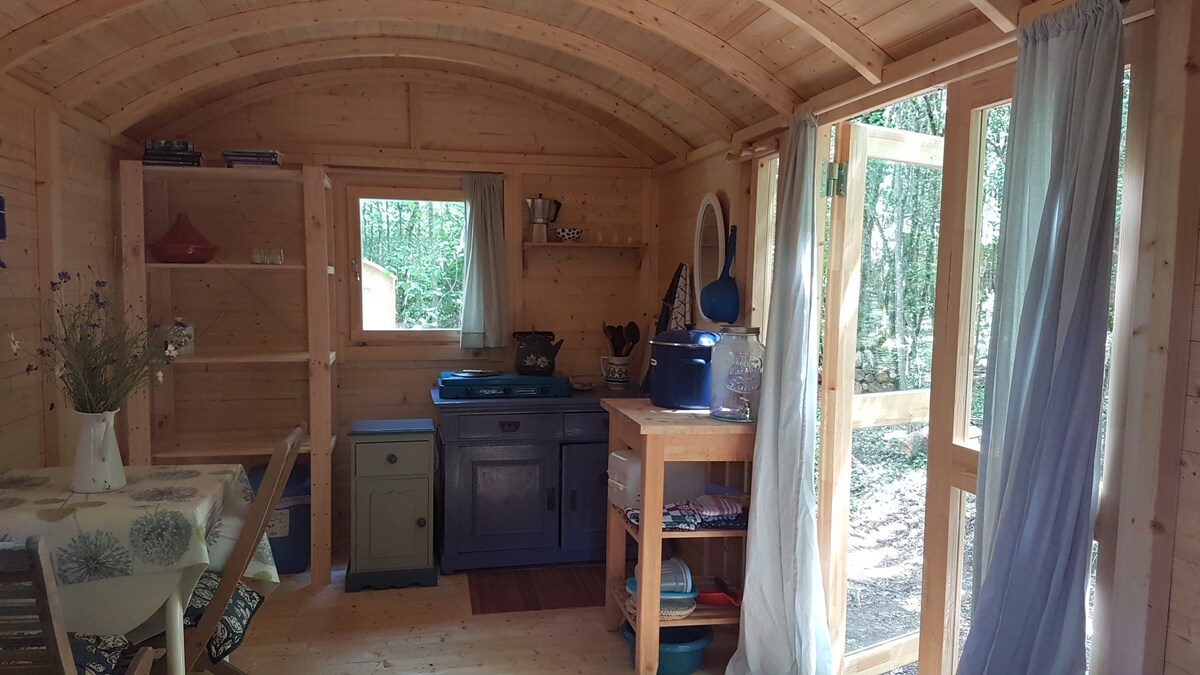 Lovely 2-Bed shepherds hut in a Forest