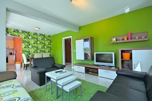 Villa Zuss / Apartment for 6 with shared pool