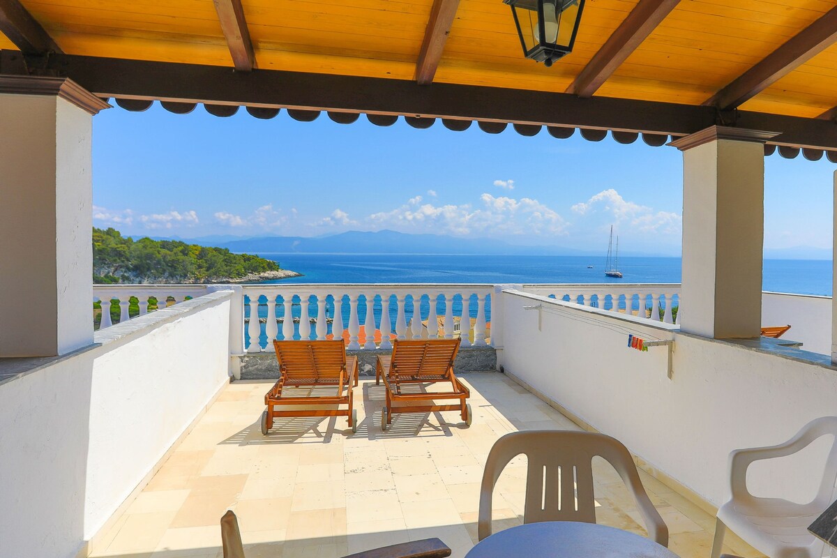 Faros Dio ： Gaios单间公寓，可欣赏海景，私人阳光躺椅