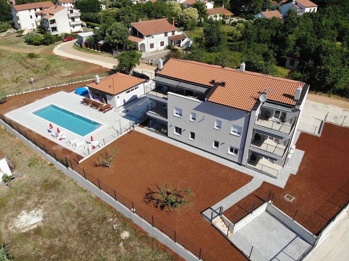 Family apartment  house lucija  with pool on the c
