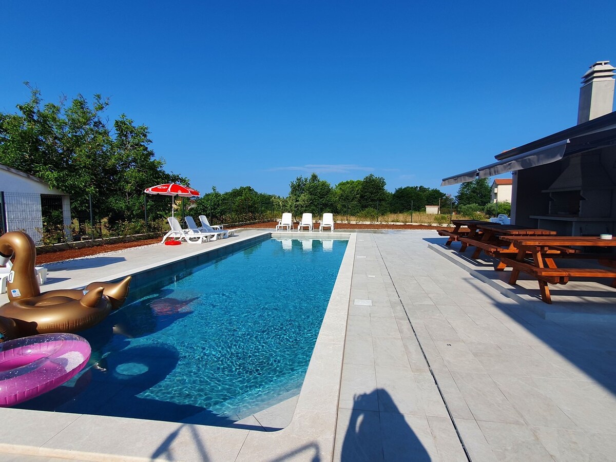 Family apartment  house lucija  with pool on the c