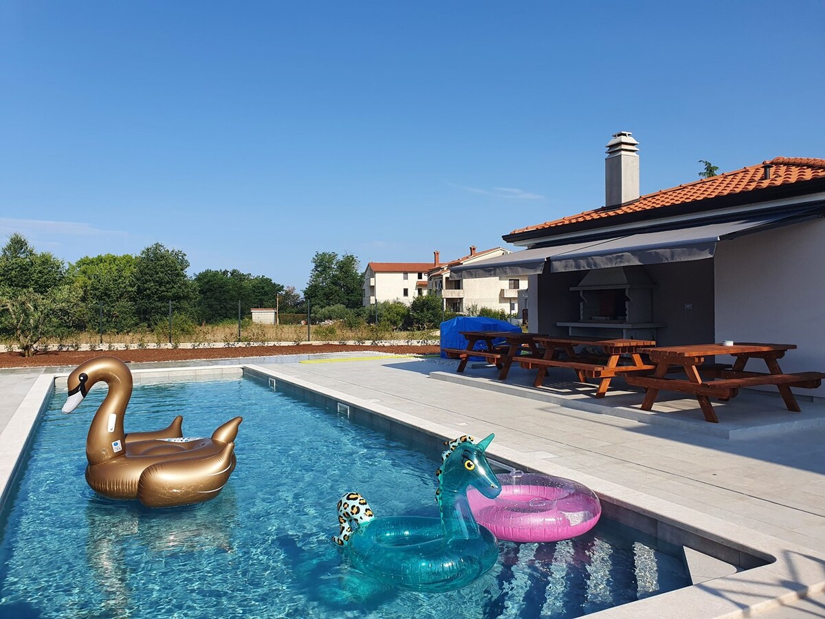 Family apartment  house lucija  with pool on the c