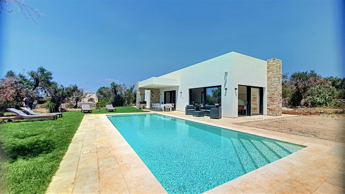 Modern 5-star villa with pool 1km from the sea