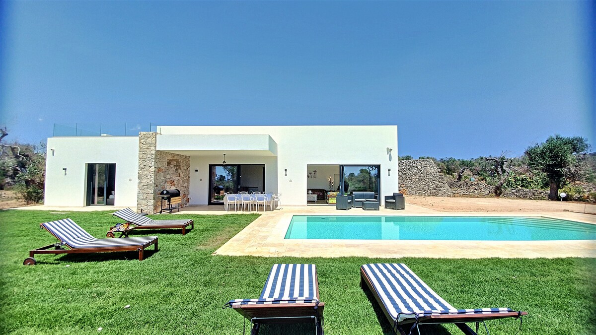 Modern 5-star villa with pool 1km from the sea