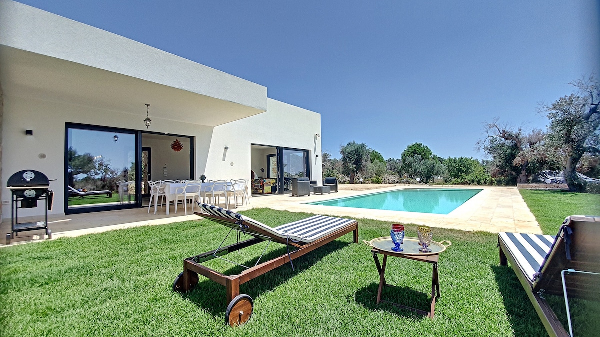 Modern 5-star villa with pool 1km from the sea