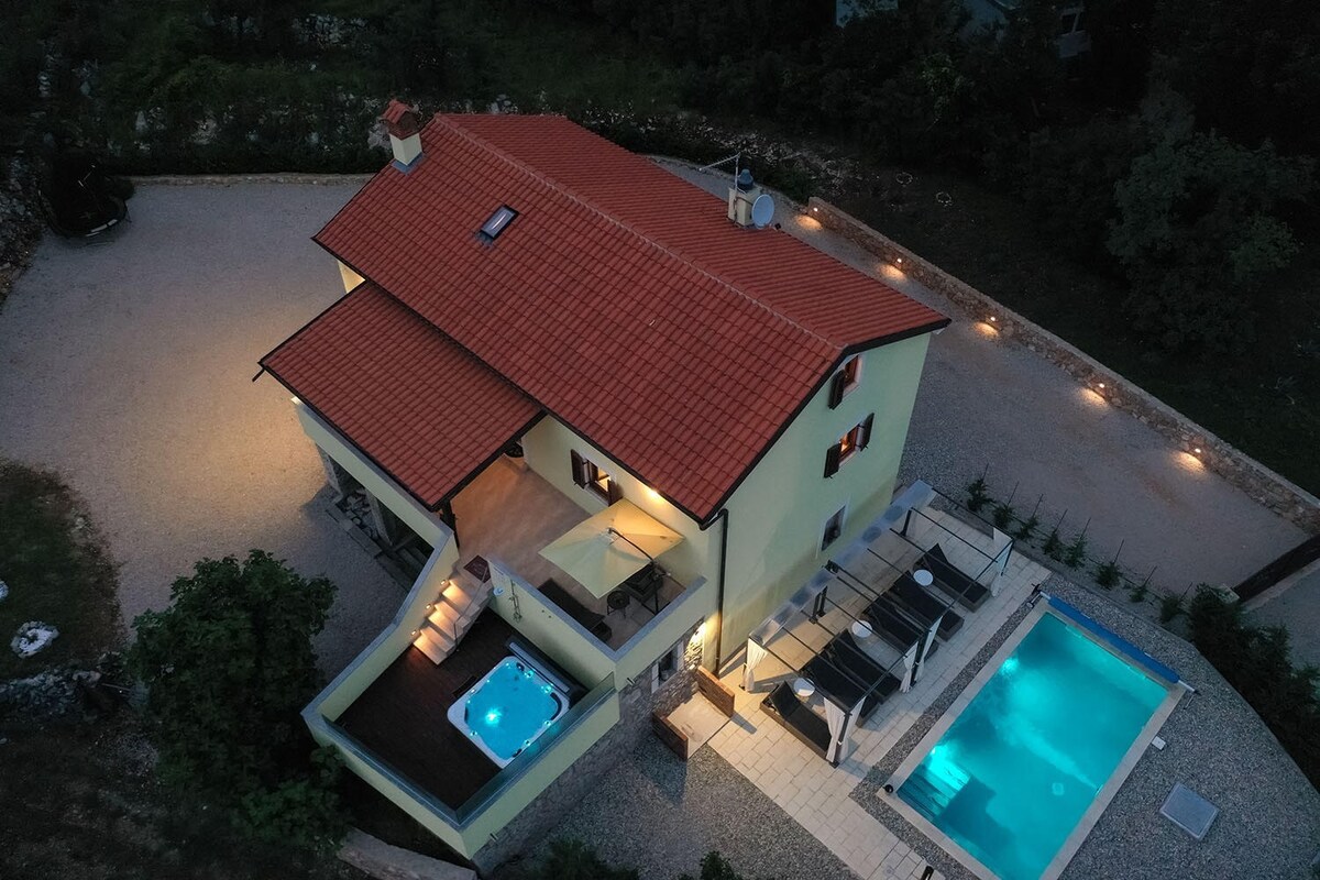 Holiday home toš with pool and jacuzzi