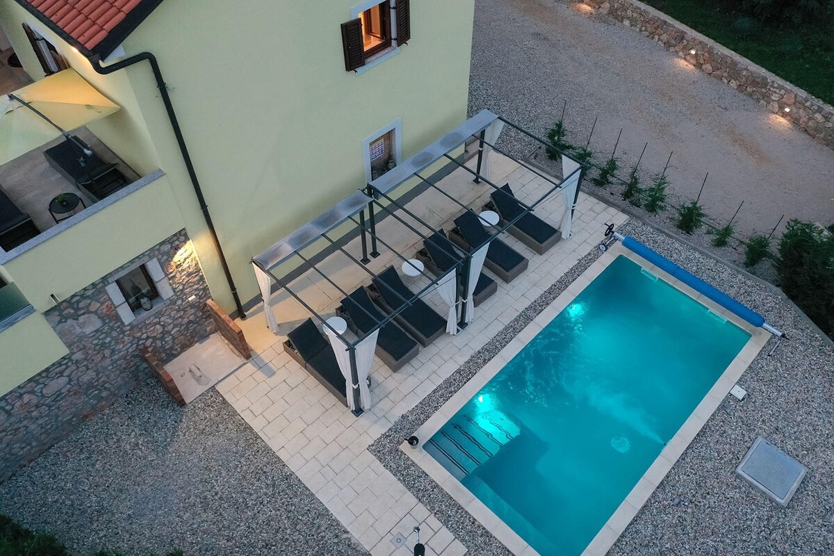 Holiday home toš with pool and jacuzzi
