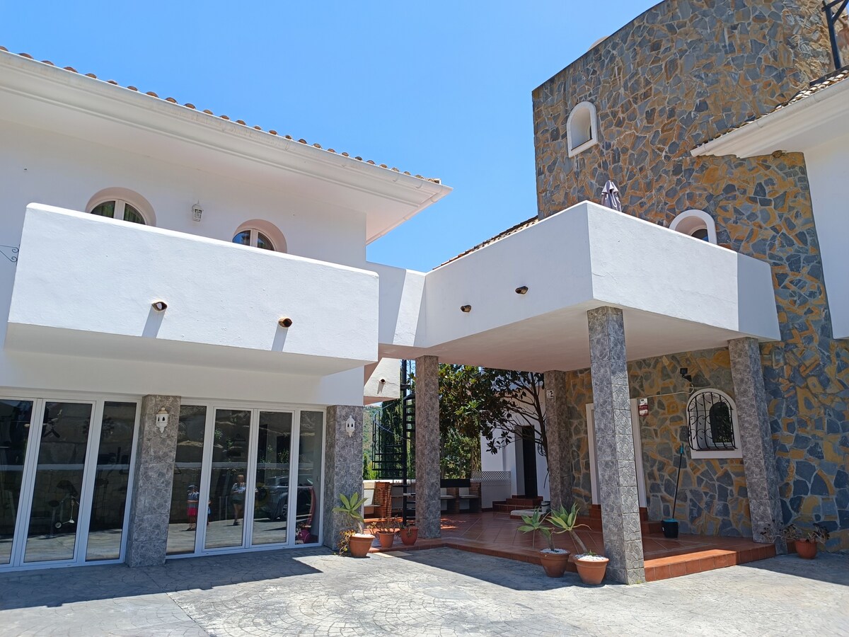 Benahavis Hills - A beautiful spacious villa in Be