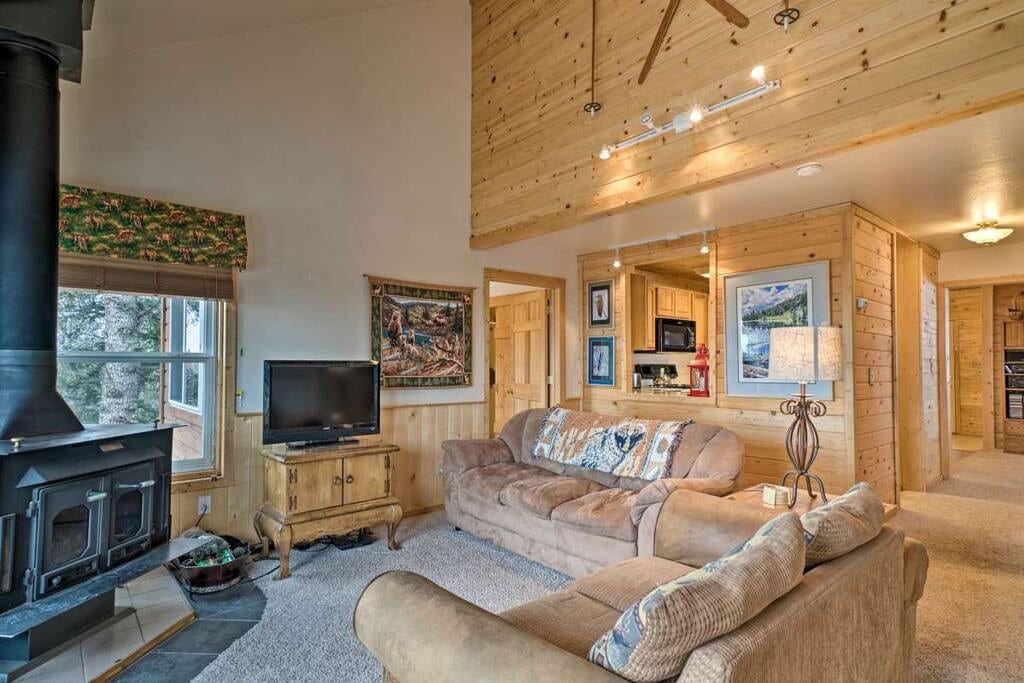 Cozy Secluded Cabin with Views & Hot Tub