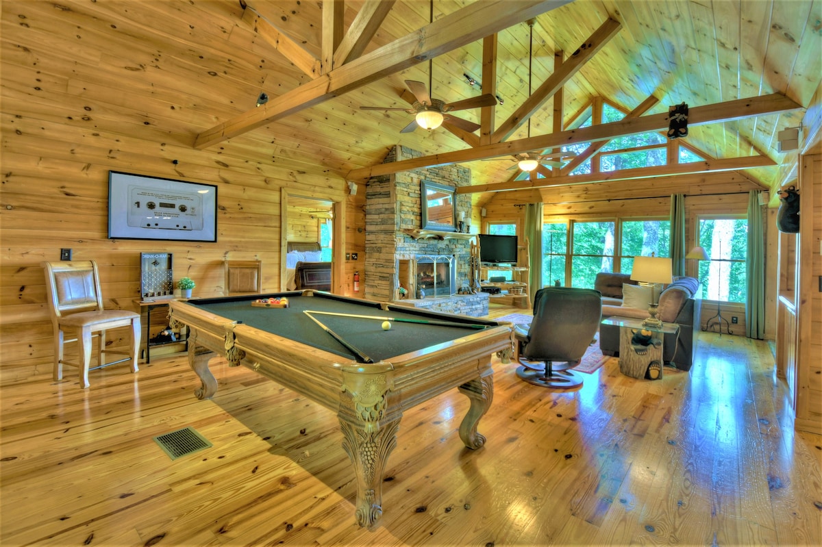 Stunning View, Pool Table, Hot Tub, 20 min to BR