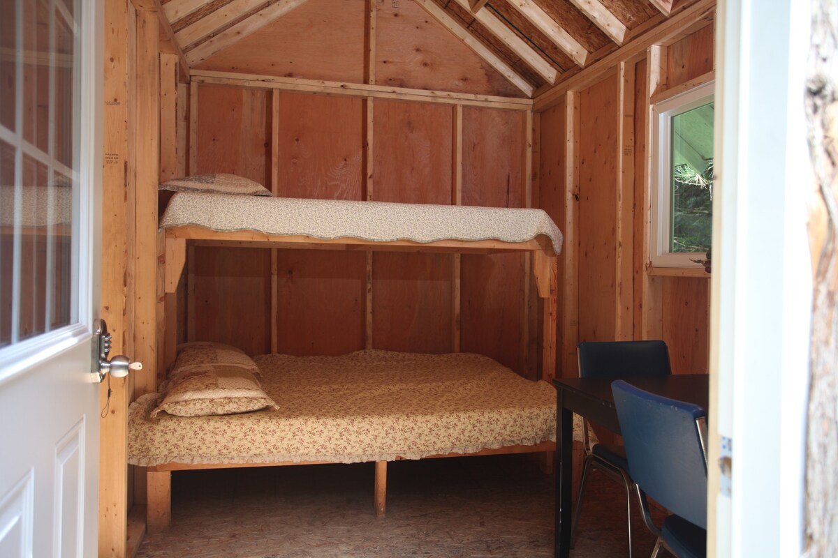 「一间」小木屋， 1张双人床+ 1张单人床。