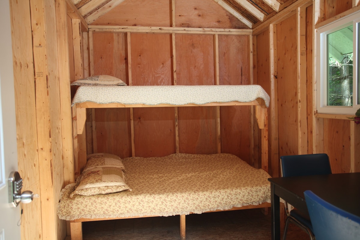 「一间」小木屋， 1张双人床+ 1张单人床。