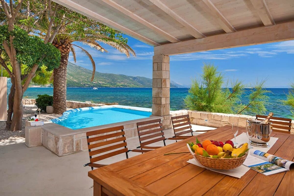 Tropical Villa With An Insane View And A Lovely Po