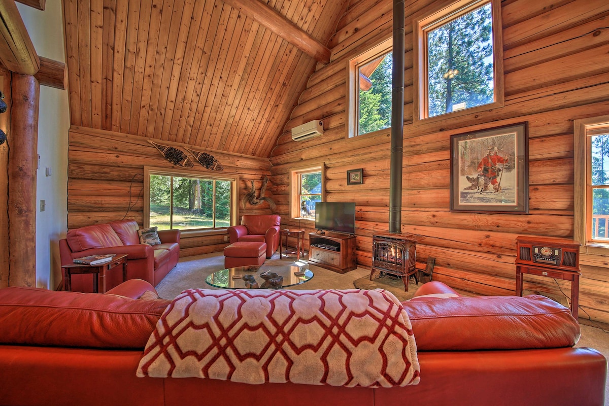 Large Cabin w/ Fire Pit + Grill on 34 Acres!