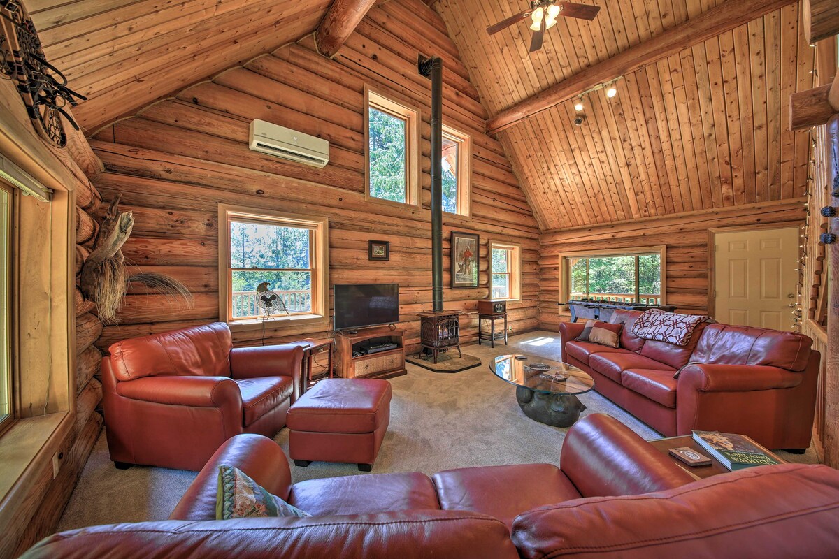 Large Cabin w/ Fire Pit + Grill on 34 Acres!