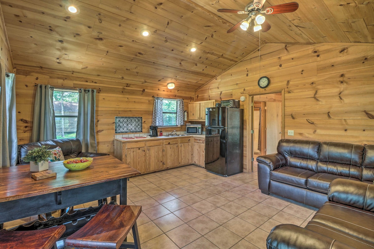 Rustic Mtn-View Cabin < 1 Mile to White River!
