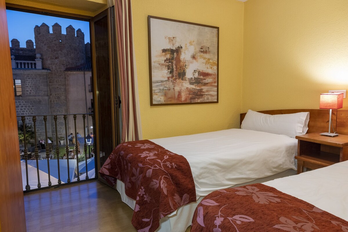 阿尔卡萨尔港（ Hostal Puerta del Alcázar ）的双人客房，可欣赏美景