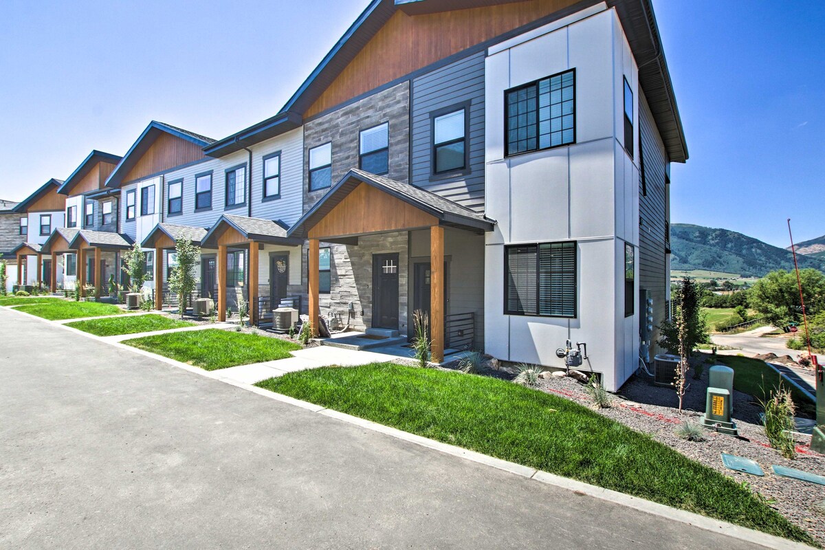 Modern Mtn View Townhome < 5 Mi to Skiing!