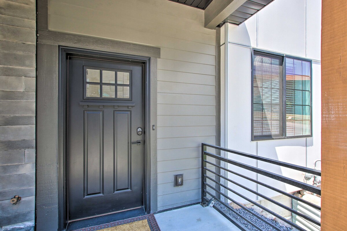 Modern Mtn View Townhome < 5 Mi to Skiing!