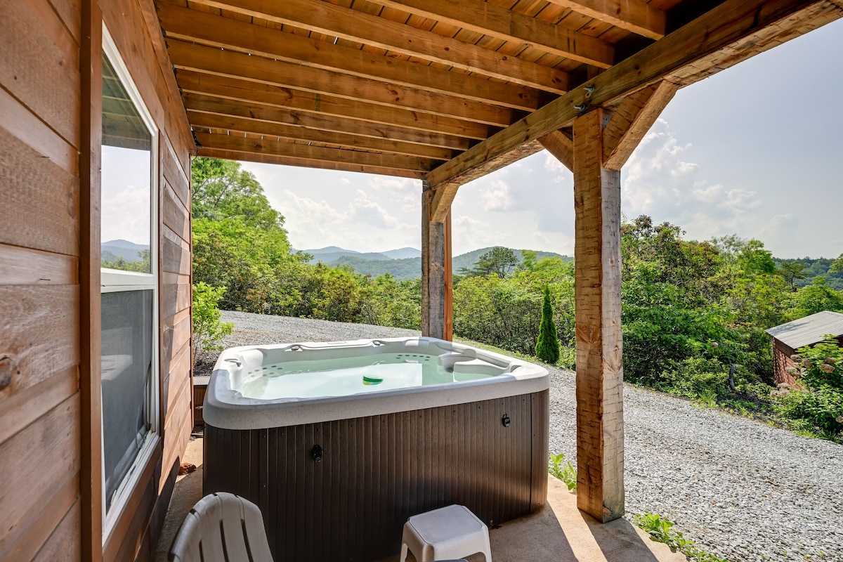 Beautiful Franklin Home w/ Bunkhouse & Hot Tub!