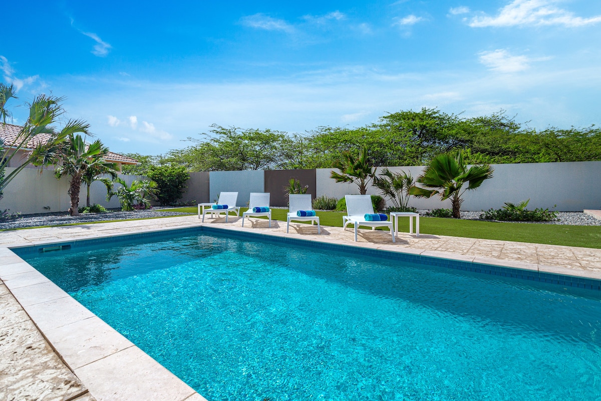 Ultimate 6-BR W/Private Pool Villa in Noord Aruba