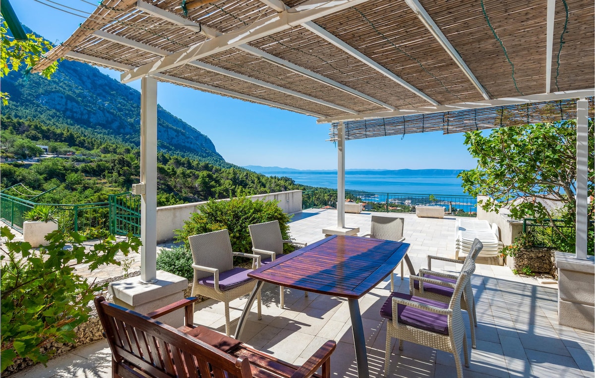 Lovely home in Makarska with kitchen