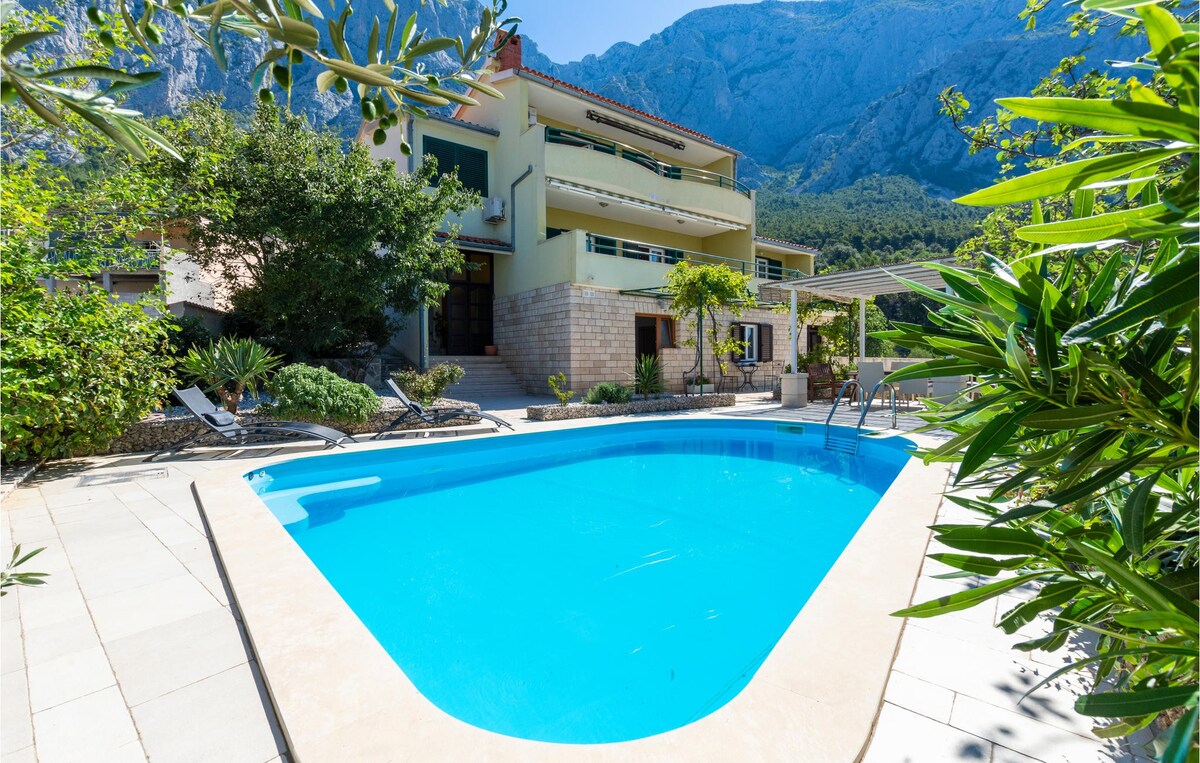 Lovely home in Makarska with kitchen