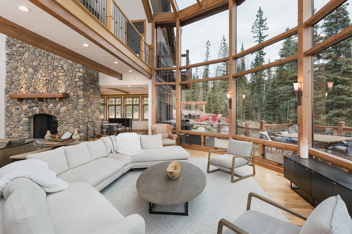 Luxurious Mountain Lodge – Views, Hot Tub/Ping Pon