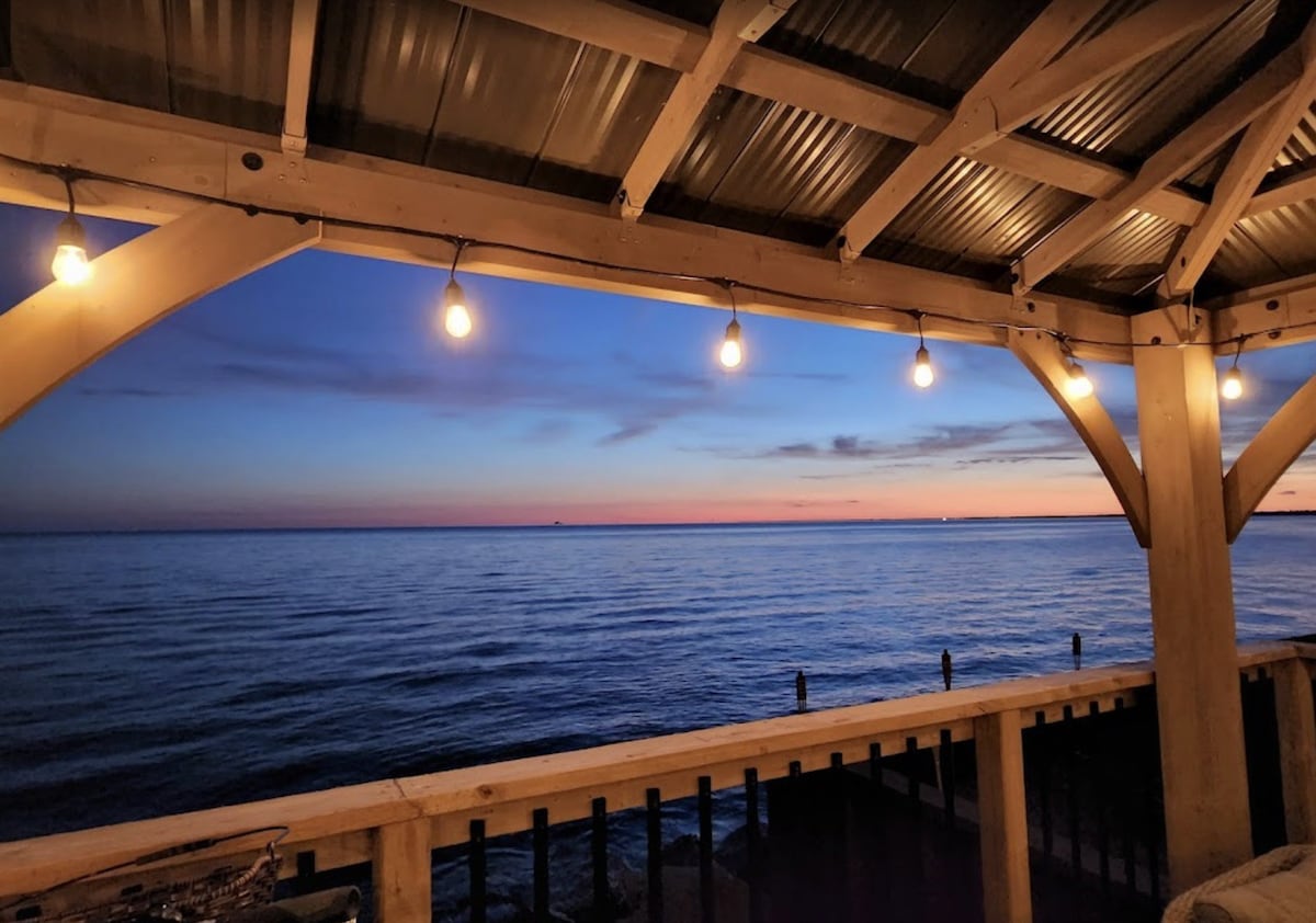 Hot Tub, Sunsets and Moon lit Lakehouse!