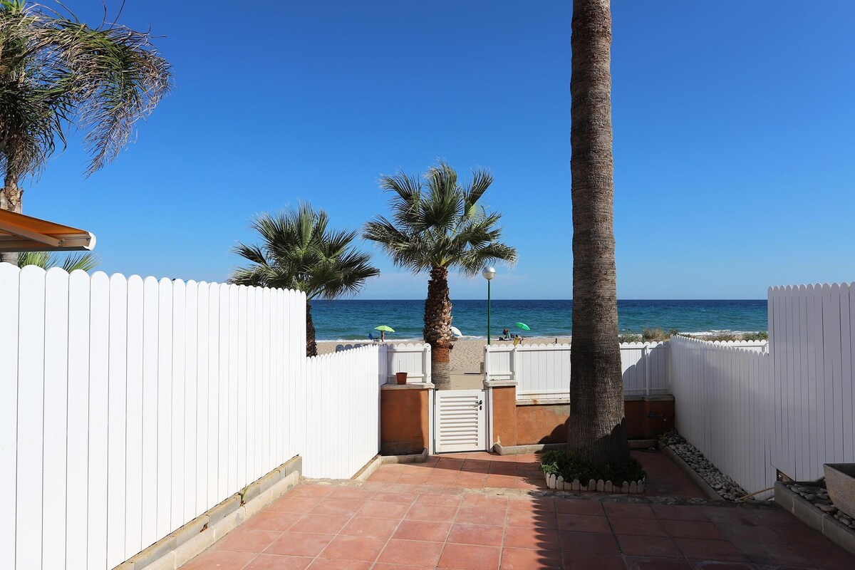 AT148 Garbí: House in front of the beach