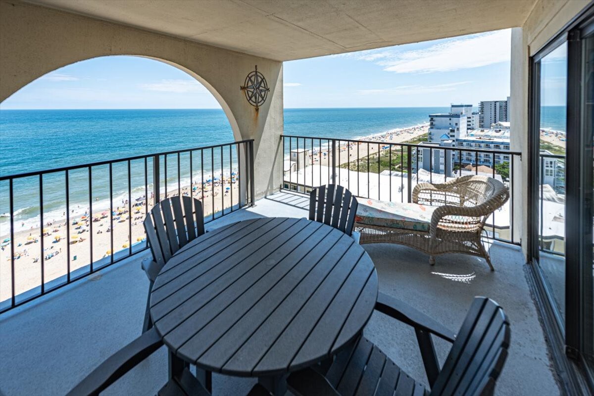 Oceanfront Condo with Panoramic views of the ocean