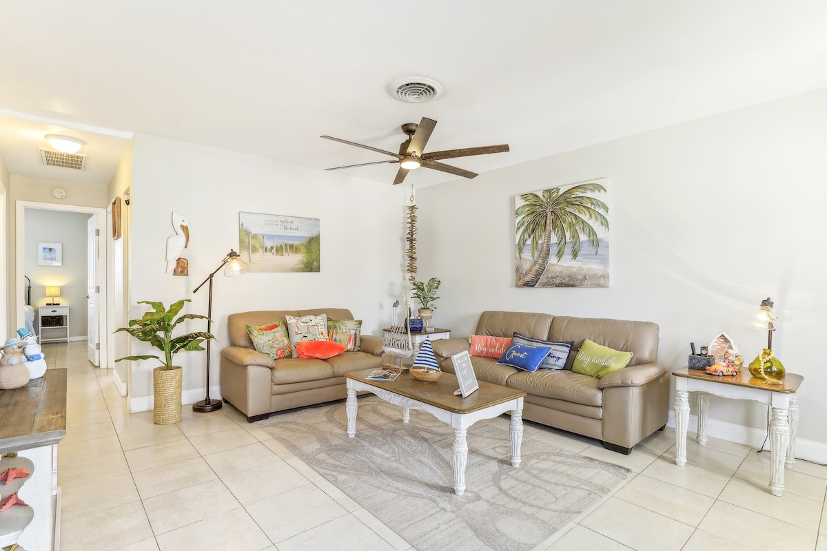 Jensen Beach Escape w/ Patio - Walk to Beach!