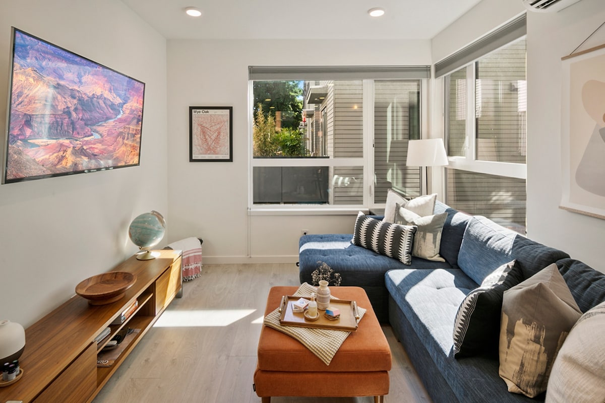 Modern & Cozy Townhome; Heart of Capitol Hill!