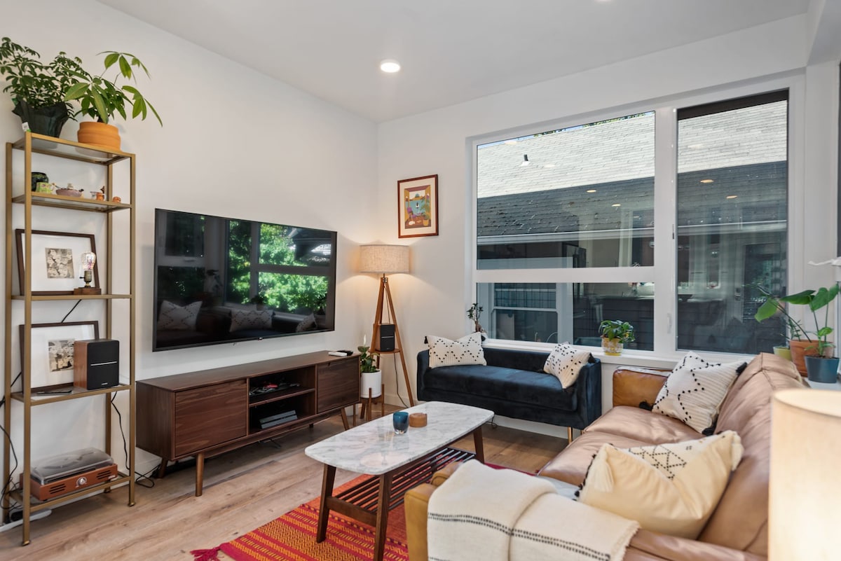 Modern & Stylish Townhome; Heart of Capitol Hill!