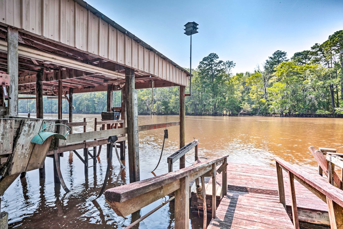 ‘Sue’s Camp’ w/ Caddo Lake Access & Dock!