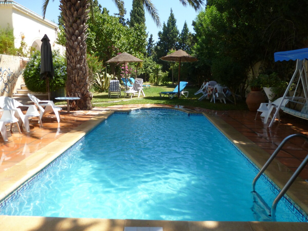 Villa 1 km away from the beach with swimming-pool