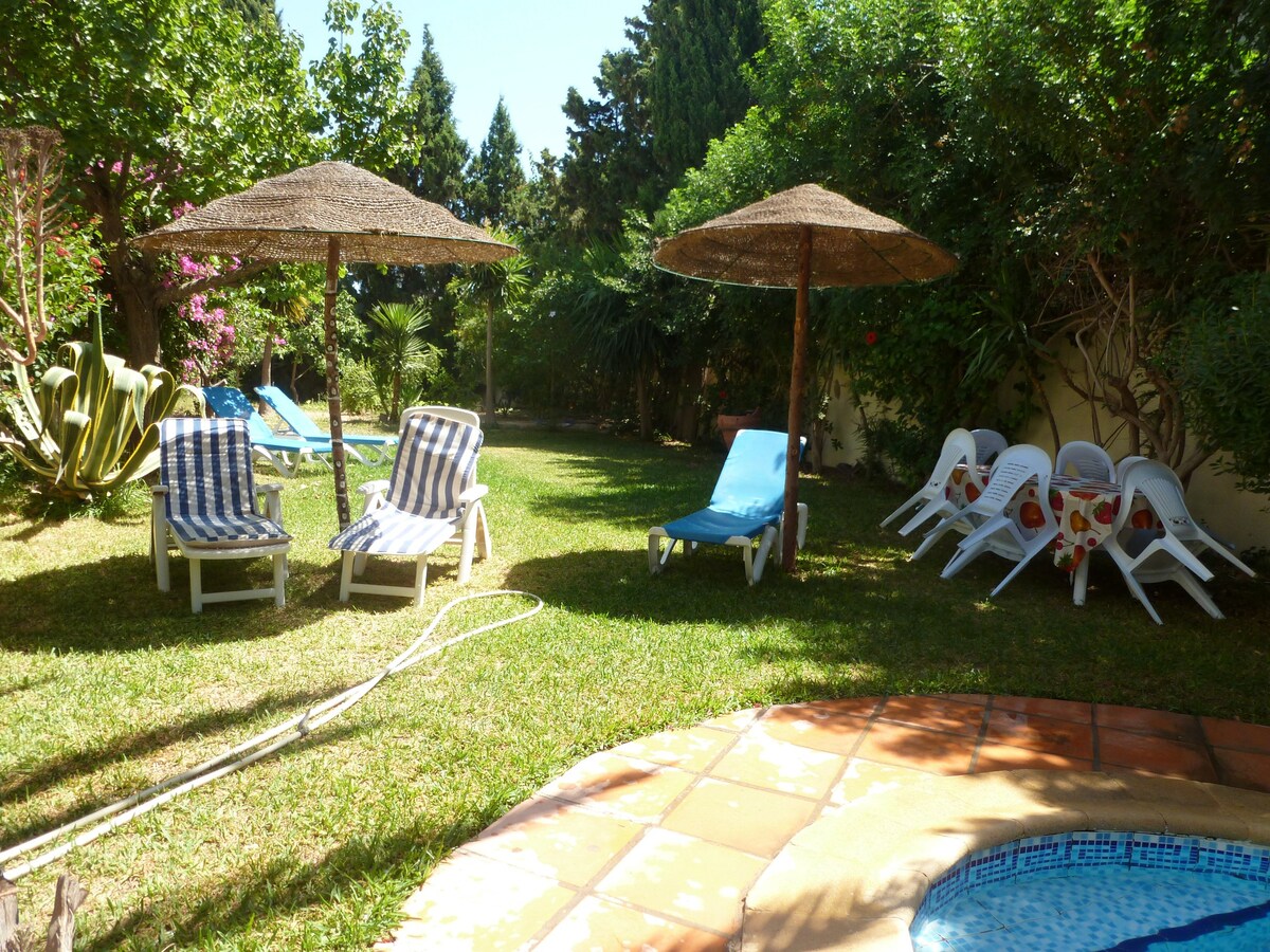 Villa 1 km away from the beach with swimming-pool