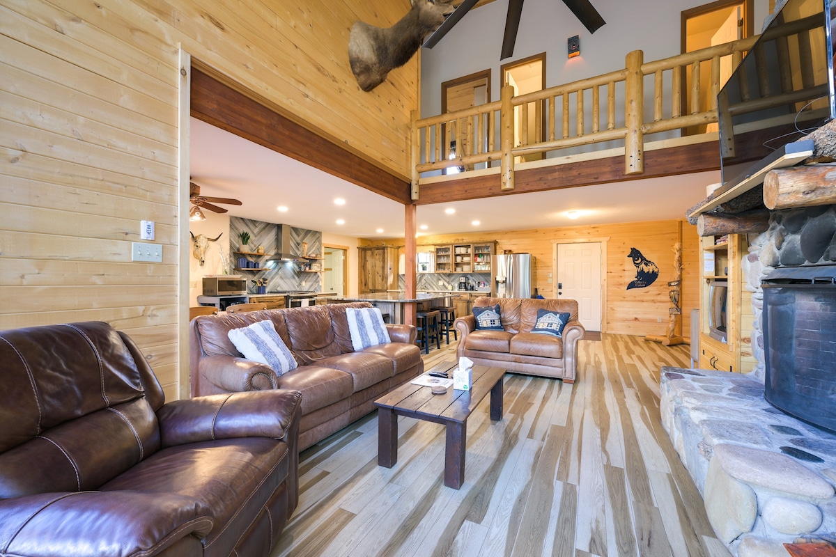 Spacious & Quiet Pagosa Springs Cabin w/ Deck!