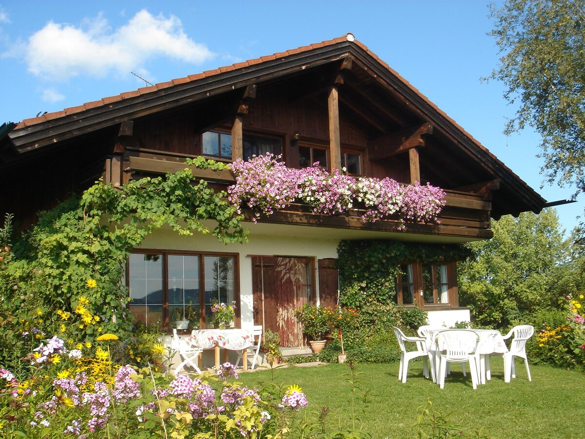 Ferienwohnung mit großem Balkon und Blick auf die Ammergauer Alpen (Ferienwohnung Bergpanorama)