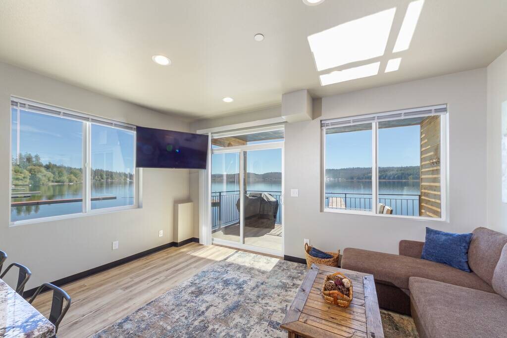 Beautiful Triplex Unit With Spectacular Lake View!